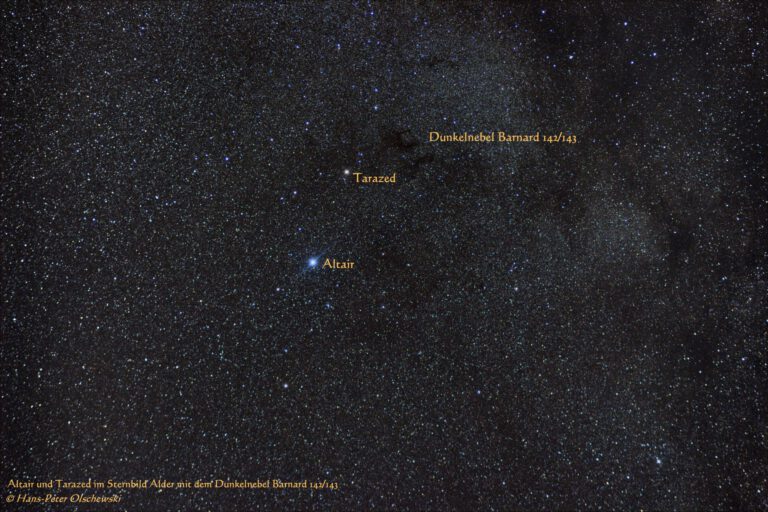 Die Sterne Altair und Terazed mit dem Dunkelnebel Barnard 142/143 im Sternbild Adler