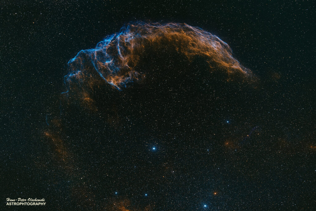 Die Knochenhand – Kosmische Skulptur aus Gas