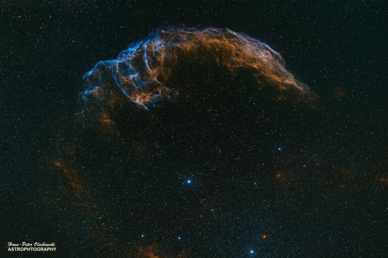 Die Knochenhand – Kosmische Skulptur aus Gas